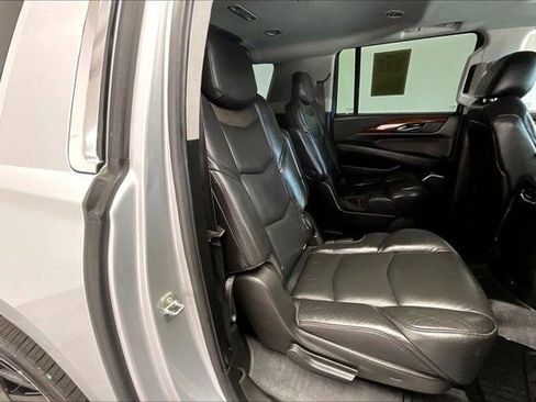 Used 2019 Cadillac Escalade ESV Luxury AWD/4WD image 17