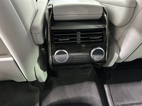 Used 2024 Land Rover Range Rover Sport SE image 18