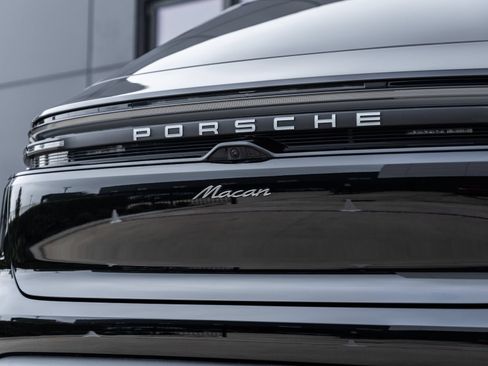 Certified 2025 Porsche Macan Electric RWD image 15