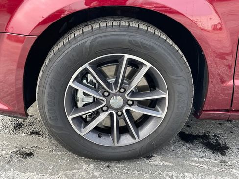 Used 2017 Dodge Grand Caravan SXT image 10