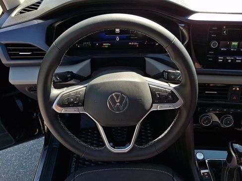 Used 2023 Volkswagen Taos SE w/ Panoramic Sunroof Package FWD image 19