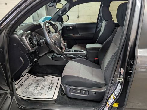 Used 2020 Toyota Tacoma TRD Off-Road AWD/4WD image 11