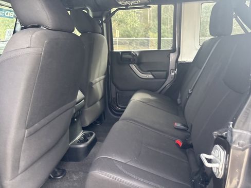 Used 2017 Jeep Wrangler Unlimited Sahara w/ Connectivity Group image 10