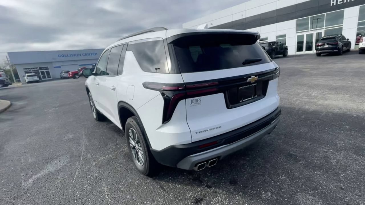 Used 2025 Chevrolet Traverse LT FWD image 8