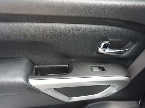 Used 2018 Nissan Titan SV w/ SV Convenience Package image 22