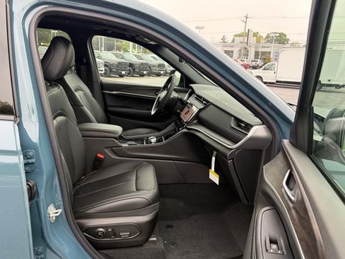 New 2026 Jeep Grand Cherokee L Limited w/ Luxury Tech Group II AWD/4WD image 29