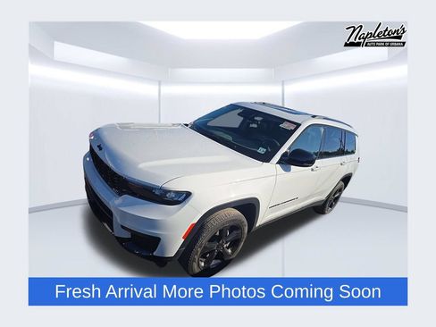 Used 2023 Jeep Grand Cherokee L Limited w/ Black Appearance Package AWD/4WD image 1