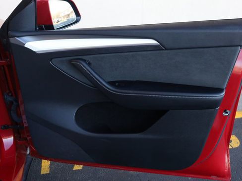 Used 2023 Tesla Model Y Performance image 22