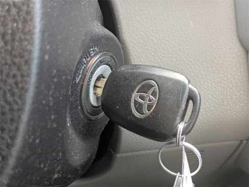 Used 2015 Toyota Highlander LE image 32