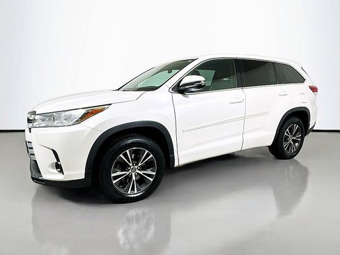 Used 2018 Toyota Highlander LE image 3