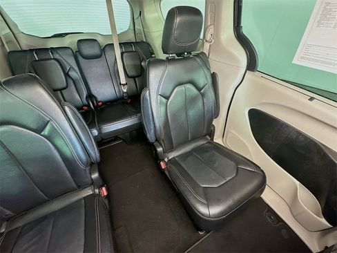 Used 2022 Chrysler Pacifica Touring-L image 14