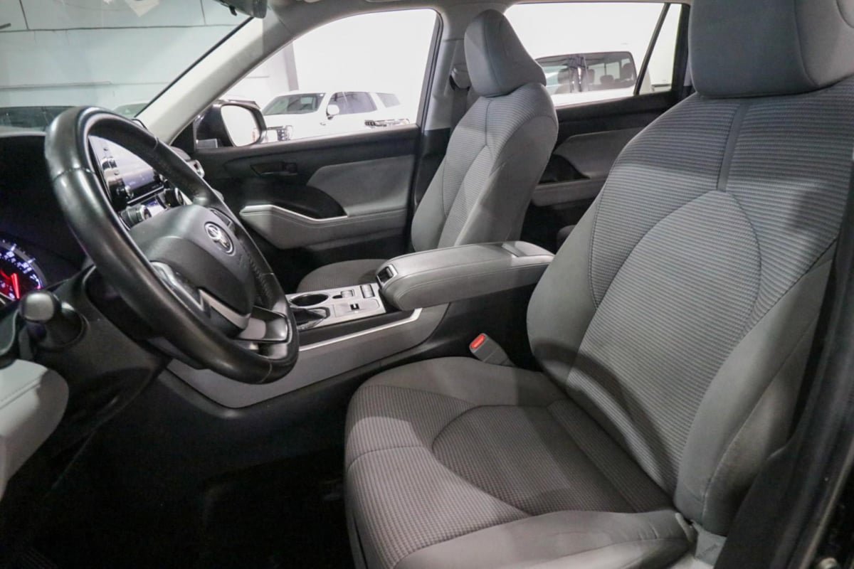 Used 2022 Toyota Highlander LE FWD image 12