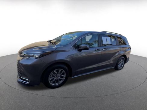 Used 2024 Toyota Sienna XLE FWD image 6