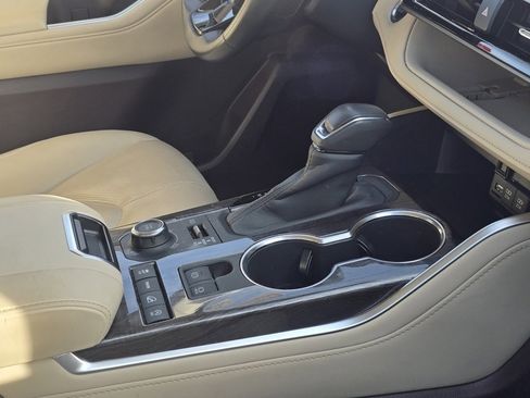 Used 2020 Toyota Highlander Limited image 16