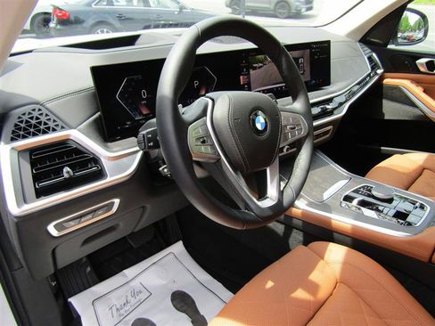Used 2024 BMW X7 xDrive40i w/ Premium Package image 16