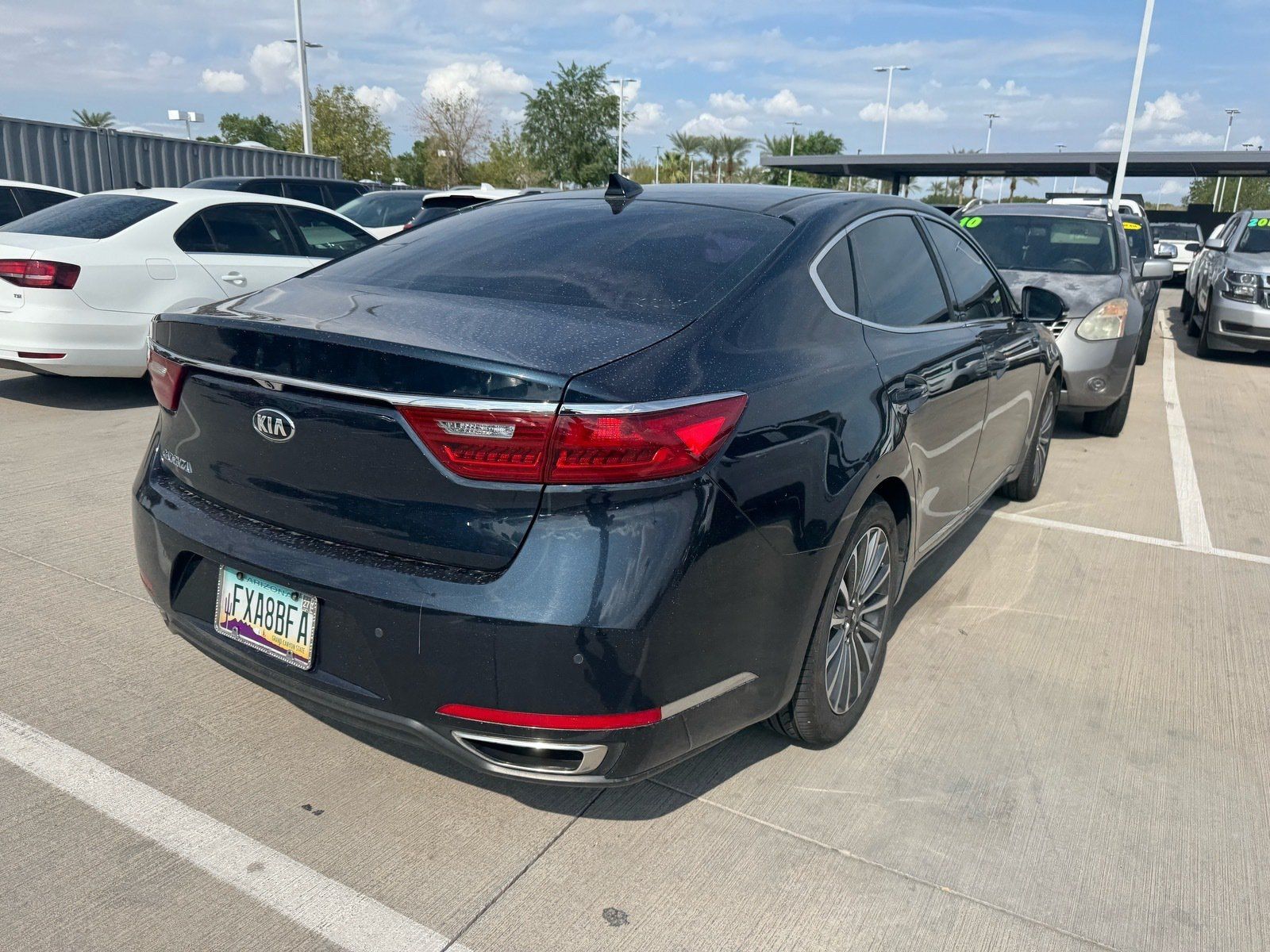 Used 2017 Kia Cadenza Premium w/ Luxury Package FWD image 4