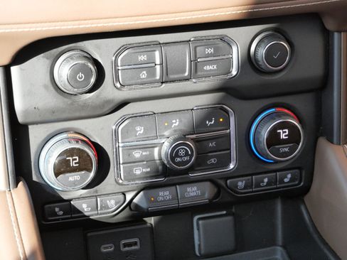 Used 2021 Chevrolet Tahoe High Country w/ Premium Package image 18