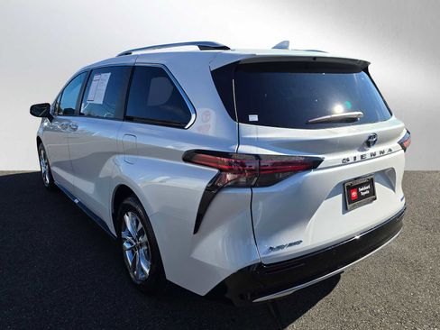 Certified 2025 Toyota Sienna Limited image 5