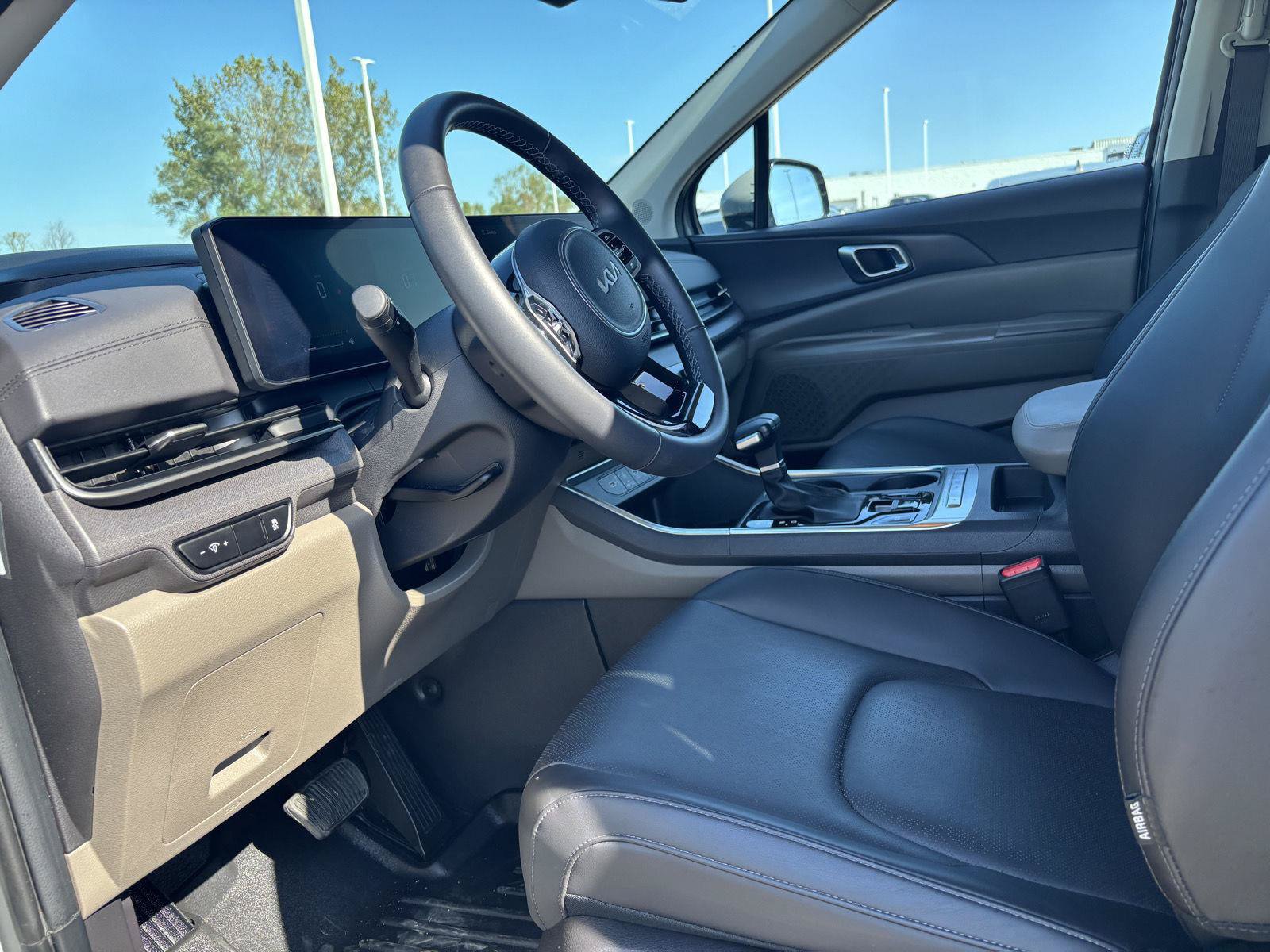Used 2026 Kia Carnival EX FWD image 12