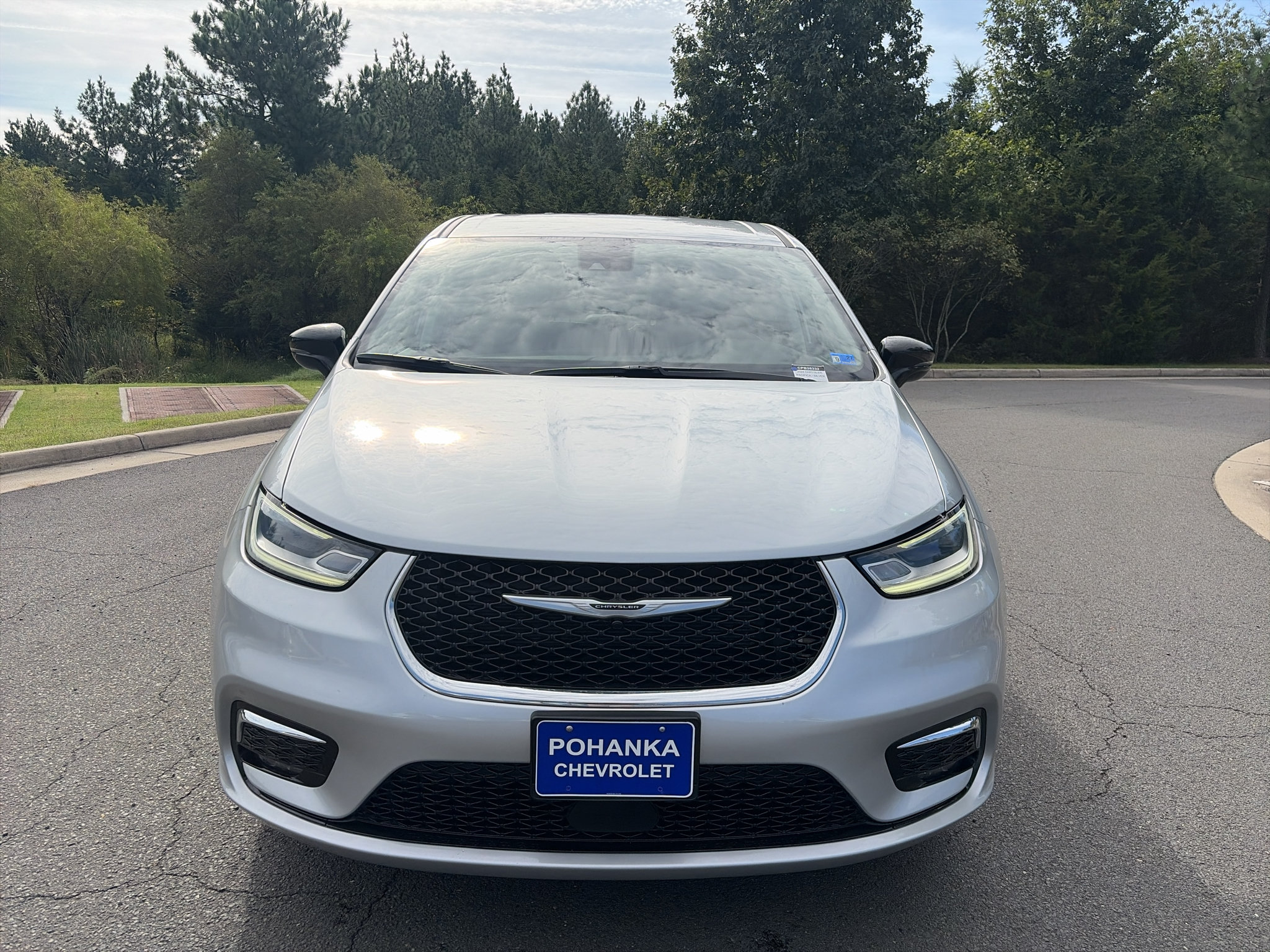 Used 2024 Chrysler Pacifica Touring-L FWD image 3