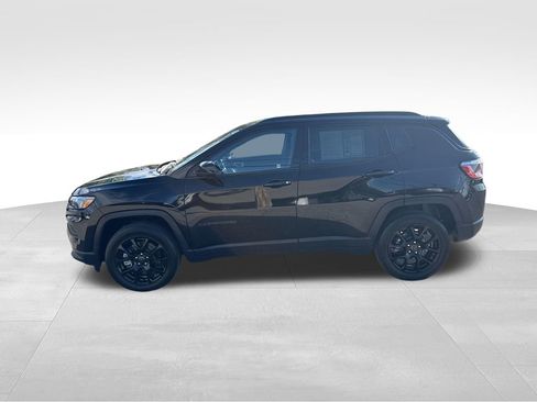 Used 2025 Jeep Compass Latitude w/ Convenience Group AWD/4WD image 3