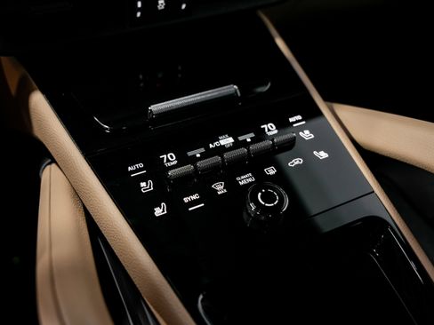 Used 2024 Porsche Cayenne w/ Premium Package Plus image 16