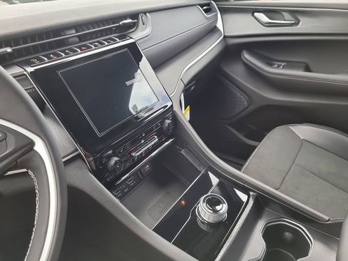 New 2025 Jeep Grand Cherokee Altitude image 19