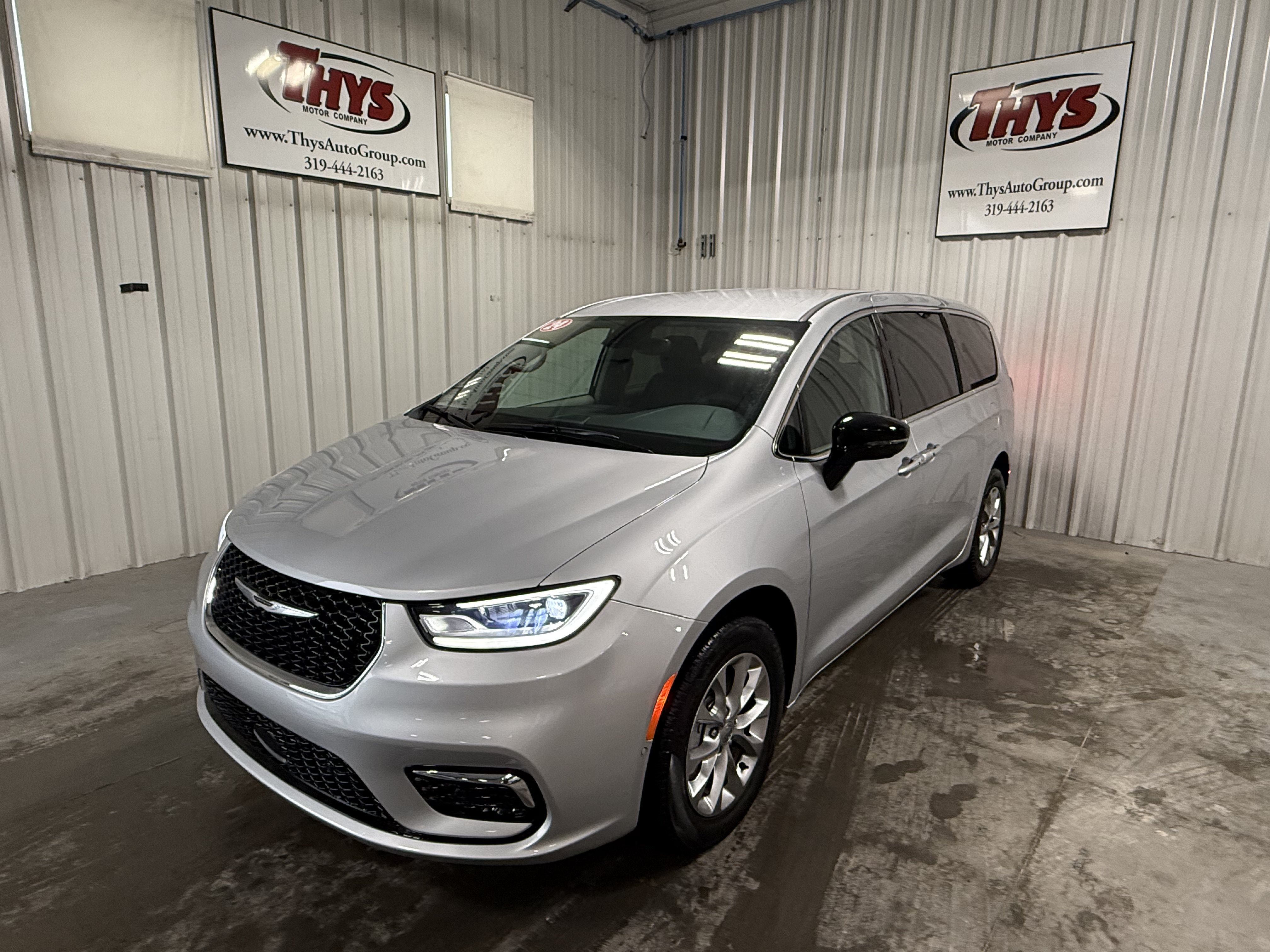 Used 2024 Chrysler Pacifica Touring-L w/ Uconnect Theater Family Group AWD/4WD image 14