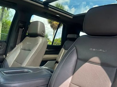 Used 2021 GMC Yukon Denali w/ Denali Premium Package AWD/4WD image 12