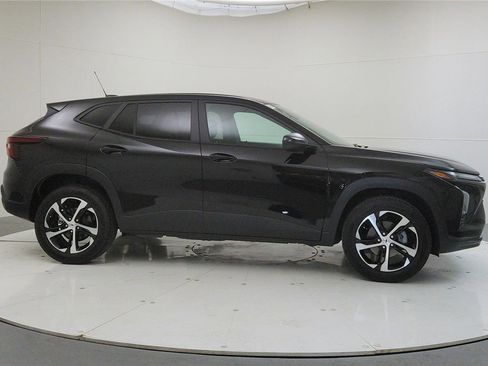 Used 2025 Chevrolet Trax RS image 8