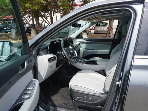 Used 2024 Hyundai Palisade SEL w/ Premium Package FWD image 2