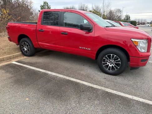 Used 2023 Nissan Titan SV image 5