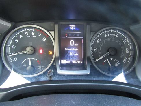 Used 2022 Toyota Tacoma TRD Off-Road w/ Technology Package image 21