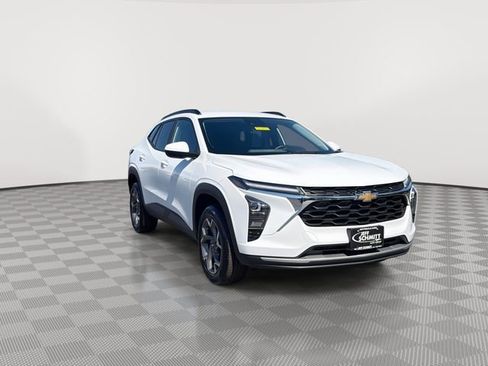Certified 2025 Chevrolet Trax LT w/ LT Convenience Package FWD image 2