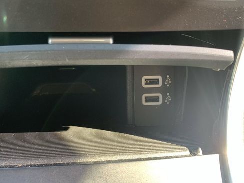 Used 2018 Ford Edge Titanium w/ Equipment Group 302A AWD/4WD image 16