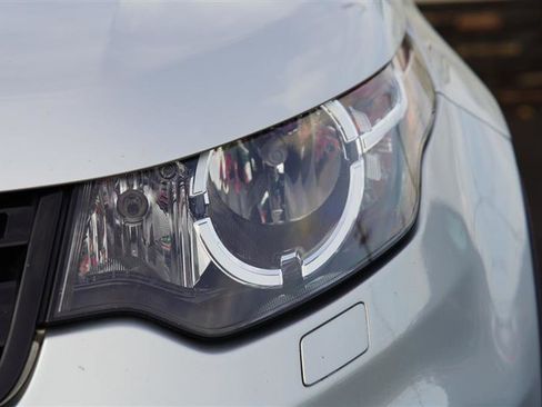 Used 2019 Land Rover Discovery Sport SE image 29