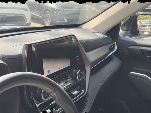 Used 2025 Toyota Highlander LE FWD image 37