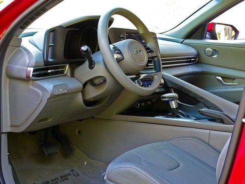 Used 2023 Hyundai Elantra SEL w/ Cargo Package FWD image 11