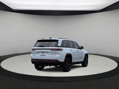 Used 2023 Jeep Grand Cherokee Altitude AWD/4WD image 8