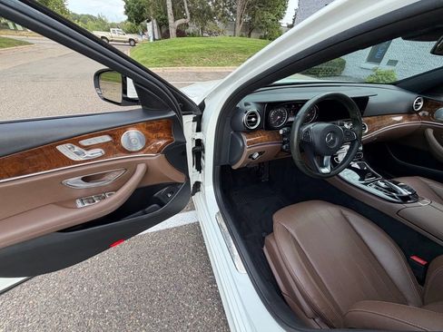 Used 2017 Mercedes-Benz E 300 4MATIC image 21