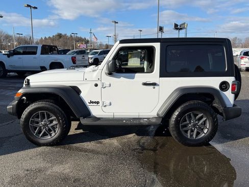 Used 2025 Jeep Wrangler Sport image 3