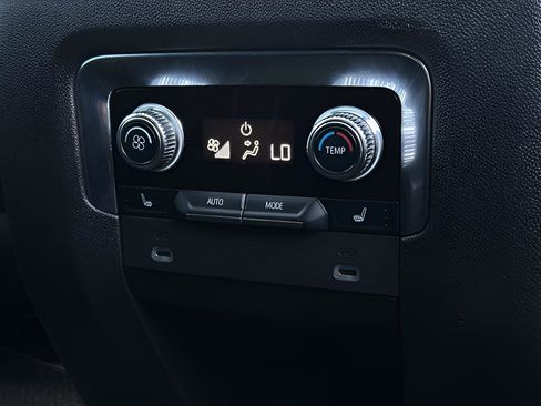 Used 2022 GMC Yukon XL Denali image 38