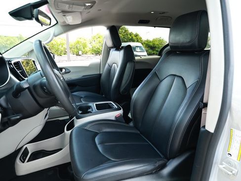 Used 2024 Chrysler Pacifica Touring-L FWD image 24