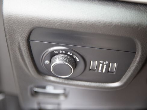 Used 2023 Jeep Grand Cherokee Laredo image 18