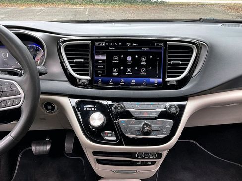 Used 2022 Chrysler Pacifica Touring-L image 9