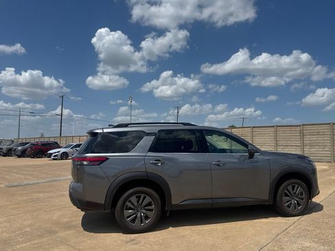 Used 2025 Nissan Pathfinder SV FWD image 23