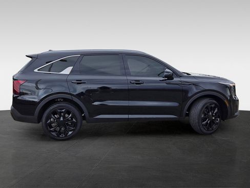 Used 2025 Kia Sorento EX w/ Panoramic Sunroof Package image 4