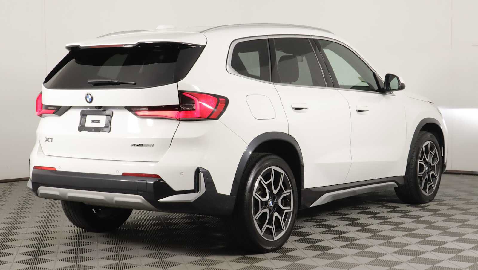Used 2025 BMW X1 xDrive28i w/ Convenience Package AWD/4WD image 6