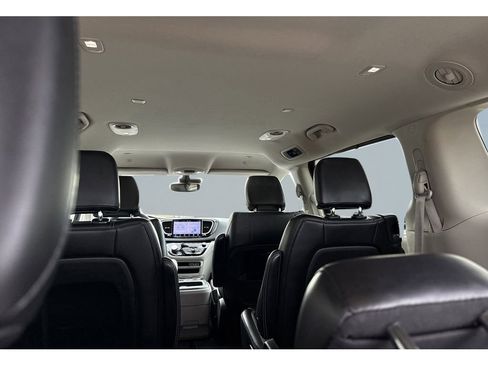 Used 2024 Chrysler Pacifica Touring-L image 23