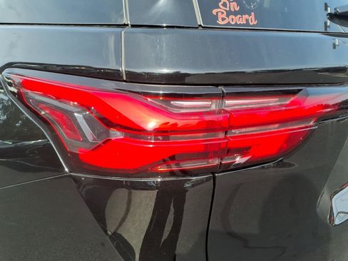 Used 2023 Chevrolet Traverse RS AWD/4WD image 12